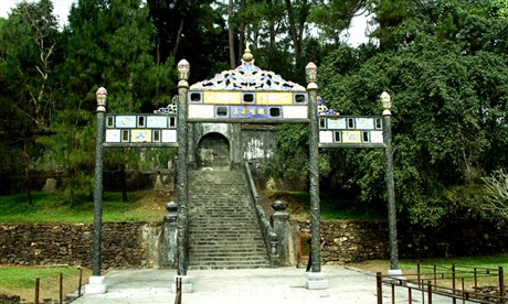 Hai đầu cầu Thông Minh Chính trực là cổng tam quan được thiết kế công phu với nhiều nét trạm trổ rồng phượng.