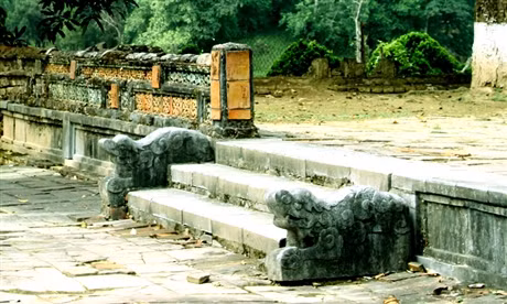 Những bậc thềm tam cấp đều có trang trí họa tiết đầu lân được cách điệu.