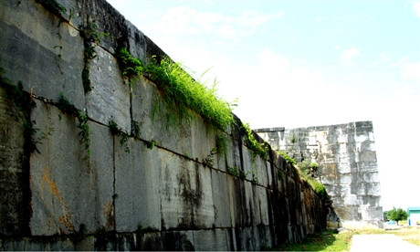 Câu hỏi nguyên liệu của công trình được xây cất trong khoảng thời gian chưa đầy ba tháng (từ tháng Giêng đến tháng 3 năm 1397) cuối cùng đã được hé mở. Đá xây thành được lấy từ mỏ đá thuộc khu vực núi An Tôn, thôn Phù Lưu, xã Vĩnh Yên, huyện Vĩnh Lộc, cách chân thành nhà Hồ khoảng 2 km về phía đông bắc. Các nhà khảo cổ của viện Khảo cổ học Việt Nam đã tìm thấy hơn 20 phiến đá lớn. Những khối đá có hình dạng vuông vắn, được nhà Hồ chế tác phần thô tại chỗ, sau đó chuyển về xây dựng và hoàn thiện kỹ thuật. Ảnh: Bên ngoài thành, các phiến đá lớn được mài nhẵn ghép với nhau.