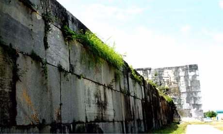 Câu hỏi nguyên liệu của công trình được xây cất trong khoảng thời gian chưa đầy ba tháng (từ tháng Giêng đến tháng 3 năm 1397) cuối cùng đã được hé mở. Đá xây thành được lấy từ mỏ đá thuộc khu vực núi An Tôn, thôn Phù Lưu, xã Vĩnh Yên, huyện Vĩnh Lộc, cách chân thành nhà Hồ khoảng 2 km về phía đông bắc. Các nhà khảo cổ của viện Khảo cổ học Việt Nam đã tìm thấy hơn 20 phiến đá lớn. Những khối đá có hình dạng vuông vắn, được nhà Hồ chế tác phần thô tại chỗ, sau đó chuyển về xây dựng và hoàn thiện kỹ thuật. Ảnh: Bên ngoài thành, các phiến đá lớn được mài nhẵn ghép với nhau.