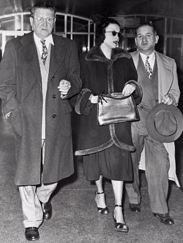 Mike Coppola (phải) đi cùng người vợ đầu Doris và bố vợ.