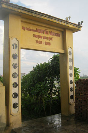 Cổng mộ Thám hoa Nguyễn Văn Huy tại làng Viềng.