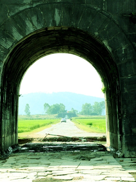 Các cổng nối liền với nhau bằng những con đường thẳng tắp.