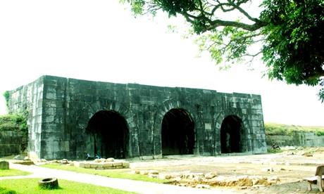 Lừng lững tọa lạc mạn Tây phủ Thiên Xương (nay thuộc Thanh Hóa) là tòa thành đá hơn 600 năm tuổi – một kho tàng của nghệ thuật xây dựng mà lớp thế hệ ngày nay đang đặt ra những dấu chấm hỏi. Kho tàng dấu chấm hỏi ấy là thành nhà Hồ - cách gọi nôm na của người Việt gắn với triều đại mà công trình dựng nên. Ảnh: X.T.