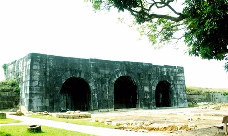 Lừng lững tọa lạc mạn Tây phủ Thiên Xương (nay thuộc Thanh Hóa) là tòa thành đá hơn 600 năm tuổi – một kho tàng của nghệ thuật xây dựng mà lớp thế hệ ngày nay đang đặt ra những dấu chấm hỏi. Kho tàng dấu chấm hỏi ấy là thành nhà Hồ - cách gọi nôm na của người Việt gắn với triều đại mà công trình dựng nên. Ảnh: X.T.