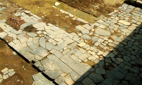 Trải qua tác động tự nhiên, con người, nhưng công trình vẫn sừng sững tồn tại hơn 6 thế kỷ. Nhưng vẫn còn đó là băn khoăn về cách vận chuyển của để đưa những tảng đá lớn vào trong thành nhà Hồ. Ban đầu, nhiều nhà khoa học đưa giả thiết người dân thời đó đã lăn đá bằng đường thủy đề vào bờ và tiếp tục lăn trên xe hoặc lăn bi để vào. Ảnh: Đường Hoa Nhai (phía cửa Nam) được lát hoàn toàn bằng đá.