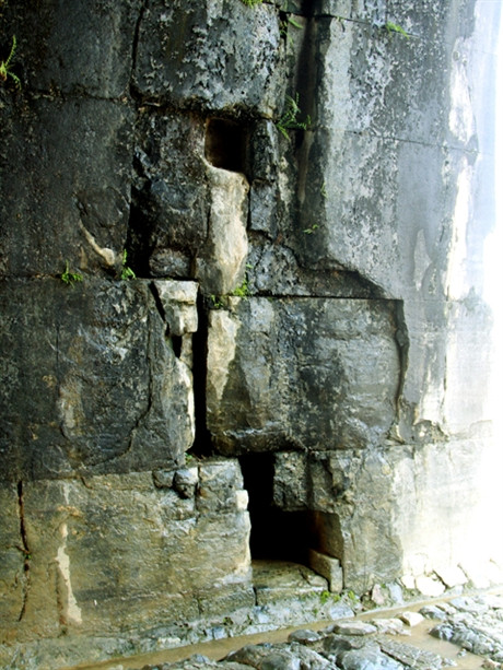 Các phía cổng thành đều ghép cửa. Vết tích của cổng và trụ cổng in hằn trên đá.