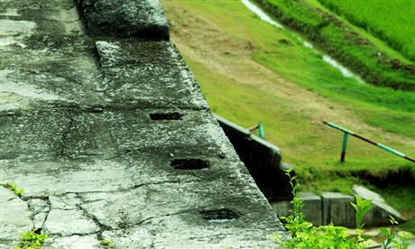 Trên cửa thành phía Nam còn vết tích của các chân lan can của một vọng lâu.