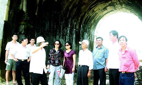 Ngày càng có nhiều du khách tới thăm quan công trình đá kỳ vĩ này.