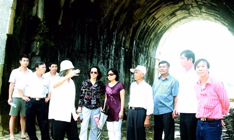 Ngày càng có nhiều du khách tới thăm quan công trình đá kỳ vĩ này.