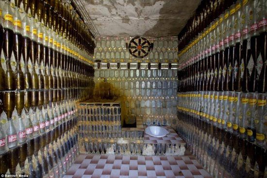 Chùa Wat Lan Kuad nằm ở phía Đông Bắc Thái Lan, được xây dựng từ hơn 1,5 triệu chai bia tái chế, vì vậy còn được gọi với cái tên: “ngôi chùa triệu chiếc chai”. Tất cả chi tiết trong chùa từ tường, trần, các phòng đều được làm từ vỏ lon cũ.