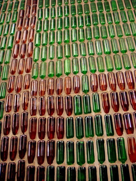 Các nhà sư sống tại ngôi chùa này cũng khuyến khích người dân địa phương cống hiến các chai lọ cũ vào chùa để tái sử dụng cho các công trình kiến trúc Phật giáo mới sau này.