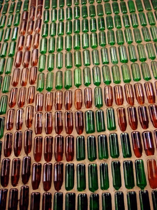 Các nhà sư sống tại ngôi chùa này cũng khuyến khích người dân địa phương cống hiến các chai lọ cũ vào chùa để tái sử dụng cho các công trình kiến trúc Phật giáo mới sau này.