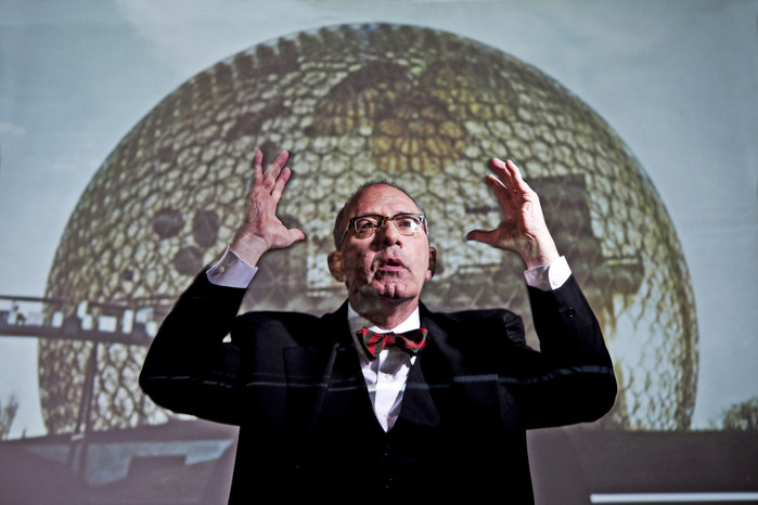 5. Buckminster Fuller: Viết nhật ký cho đến lúc chết. Kiến trúc sư và cũng là nhà khoa học Buckminster Fuller nổi tiếng với việc sáng tạo ra vòm trắc địa và một chiếc ô tô có tên Dymaxion vào những năm 1930. Tuy nhiên, Buckminster Fuller cũng là một con người khá lập dị. Ông luôn mang 3 chiếc đồng hồ trên tay để xem giờ ở những nơi khác nhau khi ông đi nước ngoài, và có những năm ông chỉ ngủ 2 tiếng mỗi đêm. Nhà thiên tài này cũng dành nhiều thời gian để ghi chép lại cuộc đời mình. Từ năm 1915 đến 1983, khi ông qua đời, Buckminster Fuller luôn ghi lại rất chi tiết cuộc đời của mình với việc cứ 15 phút/lần, ông lại chép lại những việc đã xảy ra. Và kết quả là, nhật ký của ông, có biệt danh Dymaxion chronofiles, được xếp thành một chồng cao 82m và được lưu giữ tại đại học Stanford.