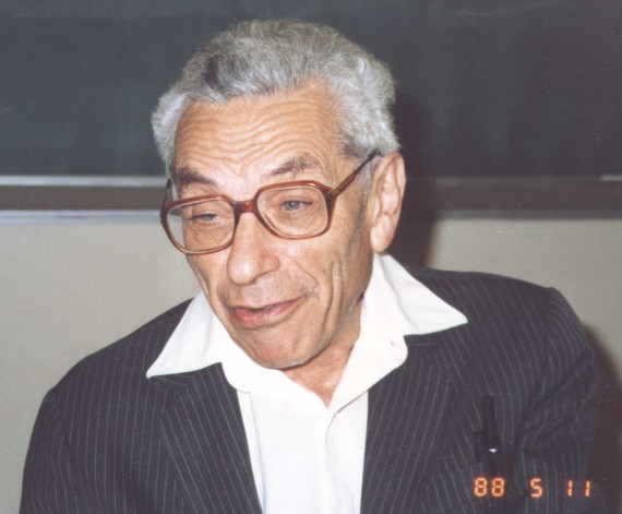 4. Paul Erdős: Nhà toán học vô gia cư. Paul Erdős, một nhà toán học người Hungary, đã cống hiến toàn bộ cuộc đời cho công việc của mình đến mức ông chưa bao giờ lập gia đình, sống nay đây mai đó và thường xuyên xuất hiện trước cửa nhà bạn mình mà không báo trước, với câu nói “Đầu óc tôi thoáng rồi!”. Sau những lần nói như vậy, ông thường giải quyết mọi vấn đề trong một đến hai ngày trước khi đi tiếp. Vào những năm cuối đời, Paul Erdős rất thèm café và thường uống thuốc cafefin hay các chất kích thích để tỉnh táo, và làm toán suốt 19 – 20 tiếng mỗi ngày.