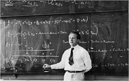 7. Werner Heisenberg: Vị giáo sư đãng trí. Werner Heisenberg có thể là nhà vật lý lý thuyết sâu sắc và tinh túy nhất nhưng đầu óc của ông lại luôn để đâu đâu. Năm 1927, Werner Heisenberg đã phát triển phương trình bất định nổi tiếng trong cơ học điện tử, dùng để xác định động thái ở quy mô nhỏ của các hạt nguyên tử nhỏ. Tuy nhiên, nhà vật lý lý thuyết người Đức này lại trượt kì thi tiến sĩ vì ông chẳng biết cái gì về kĩ thuật thực nghiệm. Khi một giáo sư, ở Hội Tiến Sỹ, tính vốn rất hay hoài nghi hỏi Werner Heisenberg về quá trình hoạt động của ắc quy, ông đã không trả lời được gì.