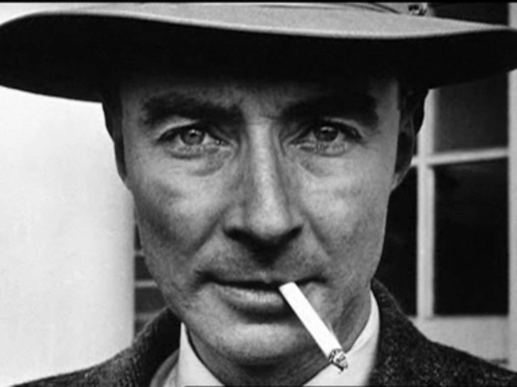 6. Robert Oppenheimer: Vị học giả cật lực. Nhà vật lý người Mỹ Robert Oppenheimer là một học giả tin thông 8 ngôn ngữ và đặc biệt yêu thích thơ ca, ngôn ngữ và triết học. Chính vì vậy mà đôi lúc nhà vật lý này không hiểu được những giới hạn của người khác.