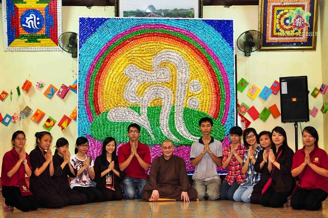 Thượng tọa Thích Minh Hiền - trưởng ban tổ chức Hội trại chụp ảnh lưu niệm.