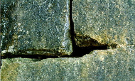 Những phiến đã được mài nhắn và ghép lại khít với nhau không một khe hỡ nào. Những phiến đá nặng từ 10 đến 20 tấn được nâng lên cao, ghép với nhau một cách tự nhiên, hoàn toàn không có bất cứ một chất kết dính nào. Ảnh: Theo thời gian, một số kẽ ghép giữa hai phiến đá rộng ra, càng chứng tỏ công trình không dùng vật liệu gắn kết.