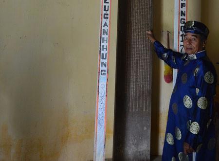 Các bậc cao niên diễn giải về nội dung bản khoán ước của Làng.