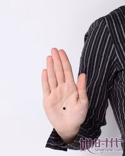 Nốt ruồi mọc trong lòng bàn tay – chủ phú quý. Nốt ruồi tại lòng bàn tay là dấu hiệu cho thấy bạn rất biết quản lý người khác.