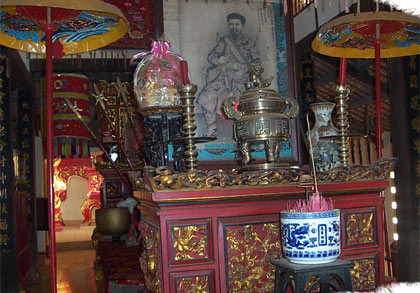 Bàn thờ trong đền Nguyễn Huỳnh Đức.