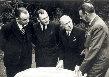 Các nhà lãnh đạo Séc đưa ra quyết định trừ khử Heydrich: (từ trái qua phải) Đại tá Frantisek Moravec, Tướng Sergej Ingr, Edvard Benes và Rudolf Viest.