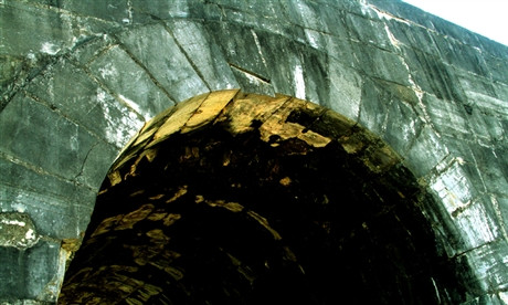 Bên trong thành ngoại là thành nội có mặt bằng hình chữ nhật chiều Bắc - Nam dài 870,5m, chiều Đông - Tây dài 883,5m. Mặt ngoài của thành nội ghép thẳng đứng bằng đá khối kích thước trung bình 2 m x 1 m x 0,70 m, mặt trong đắp đất. Bốn cổng thành theo chính hướng Nam - Bắc - Tây - Đông gọi là các cổng tiền - hậu - tả - hữu (Cửa Tiền hay còn gọi là Cửa Nam, Cửa Hậu còn gọi là Cửa Bắc, cửa Đông Môn và cửa Tây Giai). Ảnh: Các phiến đá xếp múi bưởi lại với nhau.