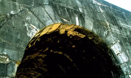 Bên trong thành ngoại là thành nội có mặt bằng hình chữ nhật chiều Bắc - Nam dài 870,5m, chiều Đông - Tây dài 883,5m. Mặt ngoài của thành nội ghép thẳng đứng bằng đá khối kích thước trung bình 2 m x 1 m x 0,70 m, mặt trong đắp đất. Bốn cổng thành theo chính hướng Nam - Bắc - Tây - Đông gọi là các cổng tiền - hậu - tả - hữu (Cửa Tiền hay còn gọi là Cửa Nam, Cửa Hậu còn gọi là Cửa Bắc, cửa Đông Môn và cửa Tây Giai). Ảnh: Các phiến đá xếp múi bưởi lại với nhau.