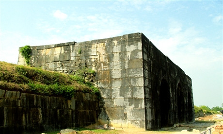 Thành nhà Hồ - một di sản văn hóa thế giới – công trình của những băn khoăn, nghi hoặc (thời gian xây cất, nguyên vật liệu, kỹ thuật…). Thành Tây Đô ở vào địa thế khá hiểm trở, có lợi thế về phòng ngự quân sự hơn là trung tâm chính trị, kinh tế và văn hoá. Vị trí xây thành đặc biệt hiểm yếu, có sông nước bao quanh, có núi non hiểm trở, vừa có ý nghĩa chiến lược phòng thủ, vừa phát huy được ưu thế giao thông thủy bộ.