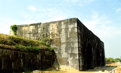 Thành nhà Hồ - một di sản văn hóa thế giới – công trình của những băn khoăn, nghi hoặc (thời gian xây cất, nguyên vật liệu, kỹ thuật…). Thành Tây Đô ở vào địa thế khá hiểm trở, có lợi thế về phòng ngự quân sự hơn là trung tâm chính trị, kinh tế và văn hoá. Vị trí xây thành đặc biệt hiểm yếu, có sông nước bao quanh, có núi non hiểm trở, vừa có ý nghĩa chiến lược phòng thủ, vừa phát huy được ưu thế giao thông thủy bộ.