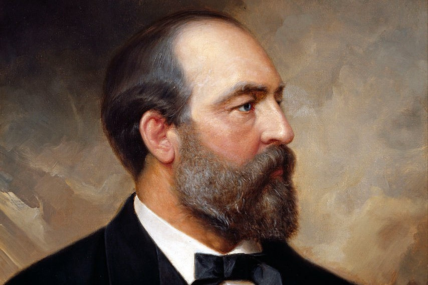 Năm 1849, tranh thủ thời gian giữa các kỳ nghỉ ở trường, ông James Garfield tham gia dạy học tại các trường ở vùng nông thôn ở bang Ohio. Công việc này giúp ông kiếm được 12 USD mỗi tháng và trợ cấp ăn uống kèm theo. Trong những năm 1850, ông lên đại học và tiếp tục tham gia giảng dạy. Theo National Constitution Center, ông từng dạy Viết tại Học viện North Pownal. Năm 1859, ông theo học ngành Luật và trúng cử vào vào Thượng viện bang Ohio. Năm 1881, ông James Garfield trở thành tổng thống thứ 20 của Mỹ. Ảnh: JSTOR Daily.