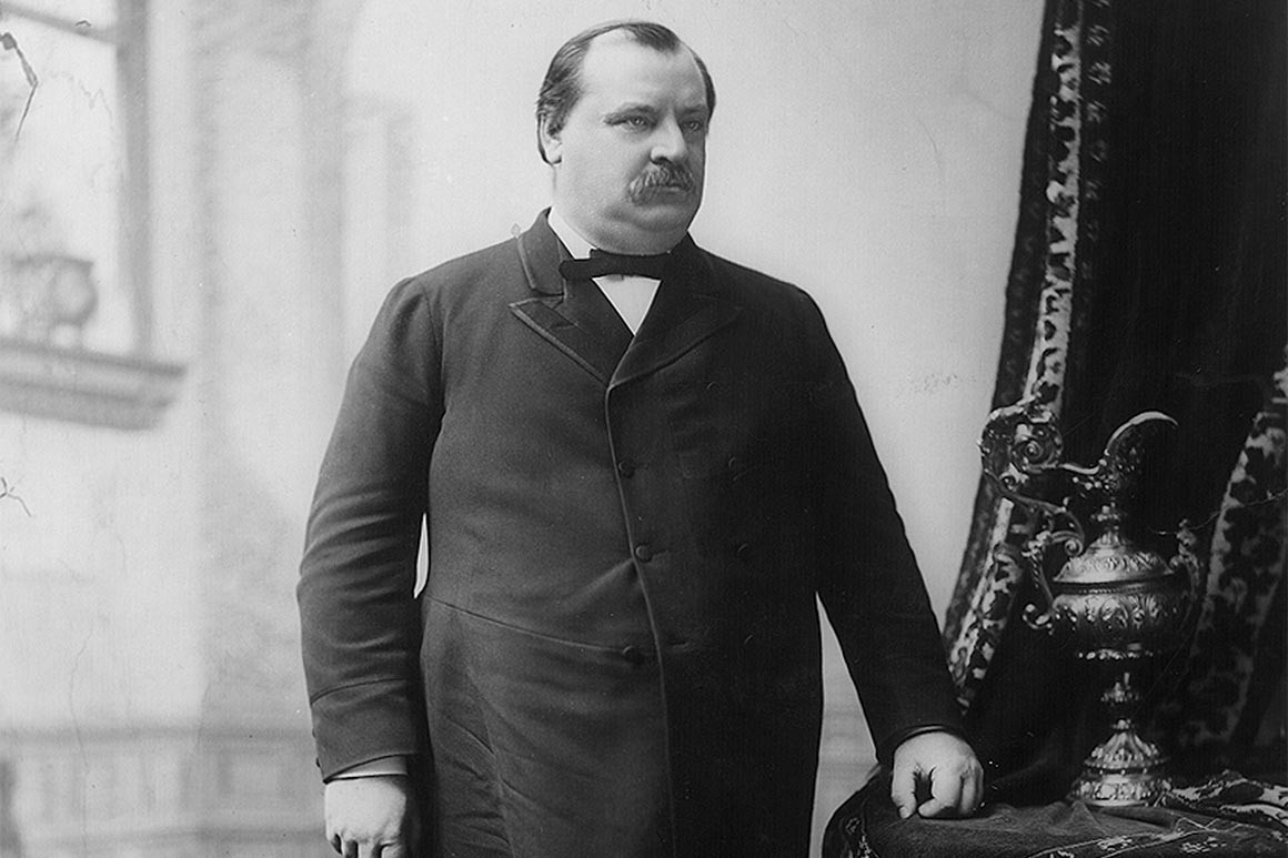 Năm 16 tuổi, cha của ông Grover Cleveland đột ngột qua đời. Ông buộc phải từ bỏ giấc mơ đại học để giúp đỡ gia đình 8 anh chị em của mình. Ông nộp đơn vào Viện Người mù New York, làm thư ký cho chủ tịch trường và là trợ giảng dạy Đọc, Viết, Toán và Địa Lý. Năm 1885, ông trúng cử và trở thành tổng thống thứ 22 của Mỹ. Ảnh: Politico.