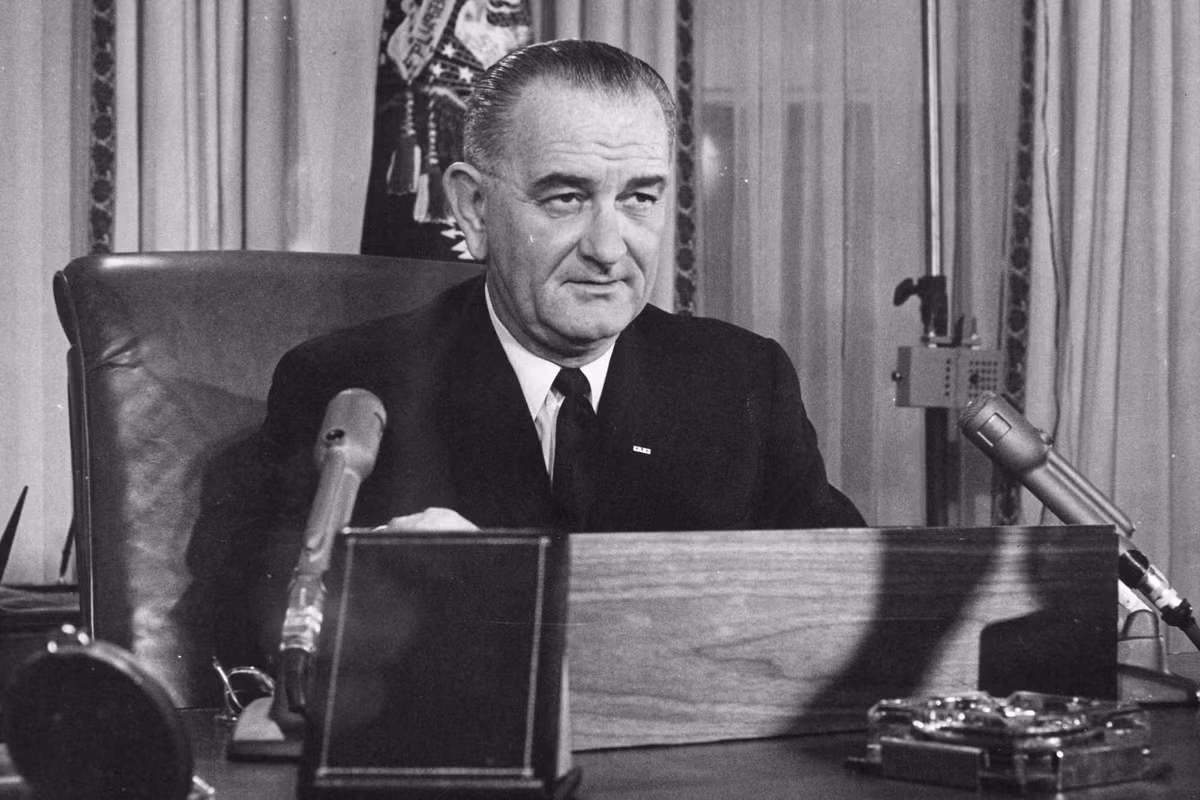 Trước khi theo đuổi sự nghiệp chính trị, ông Lyndon B. Johnson, tổng thống thứ 36 của Mỹ học tại một trường cao đẳng sư phạm và theo đuổi sự nghiệp giáo dục. Năm 20 tuổi, ông dạy học cho trẻ em kém may mắn tại một trường học ở Cotulla, bang Texas. Tại đây, ông được biết đến là một giáo viên tận tâm, có tiêu chuẩn cao và luôn biết cách động viên học sinh. Năm 1963, ông chính thức trở thành tổng thống thứ 36 của Mỹ. Ảnh: ThoughtCo.
