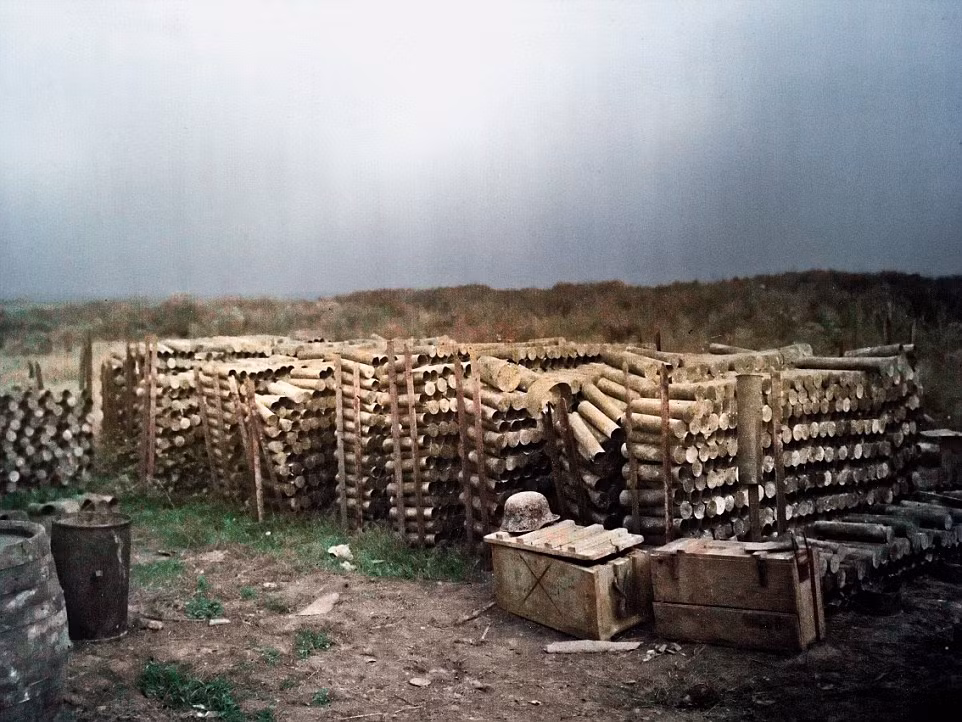 Các thùng đạn và vỏ đạn chồng lên nhau.