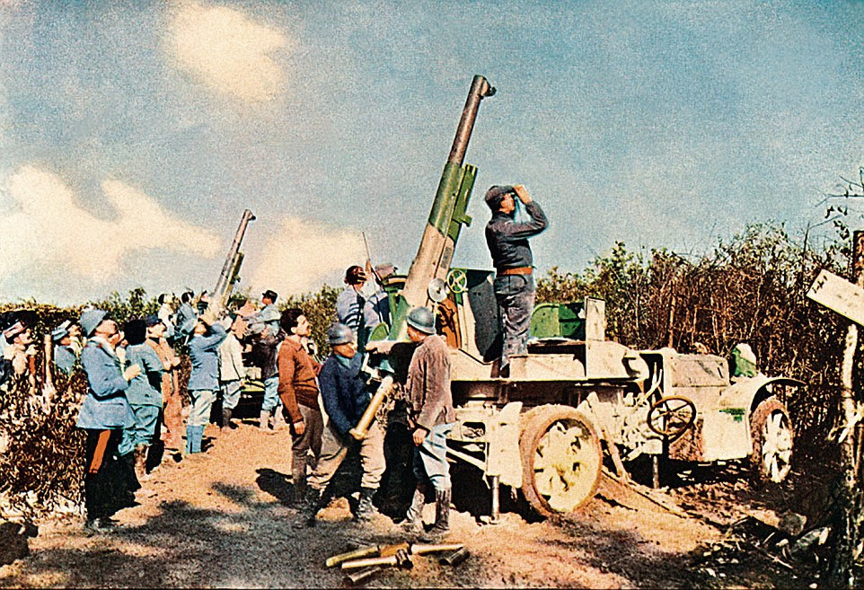 Các binh sĩ đang quan sát tên lửa. Đây là một ảnh trong cuốn sách "First War in Colour" của tác giả Peter Walther. Nó bao gồm hơn 320 bức ảnh màu về Chiến tranh Thế giới thứ nhất.