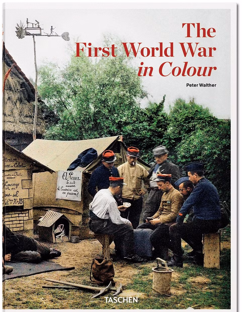 Các binh sĩ chơi bài trong thời gian rỗi tại trại lính. Đây là ảnh trên trang bìa cuốn sách "First War in Colour".