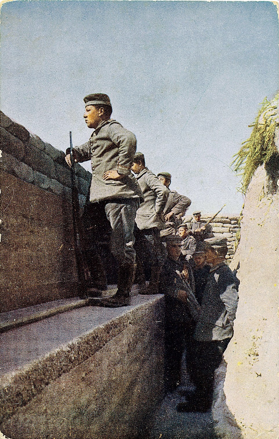 Các bức ảnh cũng tái hiện cảnh những người lính chuẩn bị cho trận chiến, cuộc sống hàng ngày trong các chiến hào và hậu quả của chiến tranh.