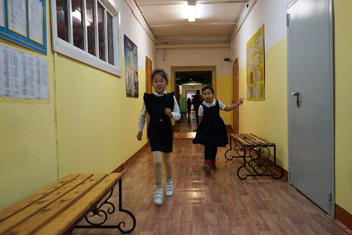Toàn trường được trang bị hệ thống sưởi. Do đó, khi đã vào bên trong, học sinh có thể cởi bớt quần áo hoặc thay sang bộ khác nếu quần áo bị ướt do tuyết. Ảnh: Siberian Times.