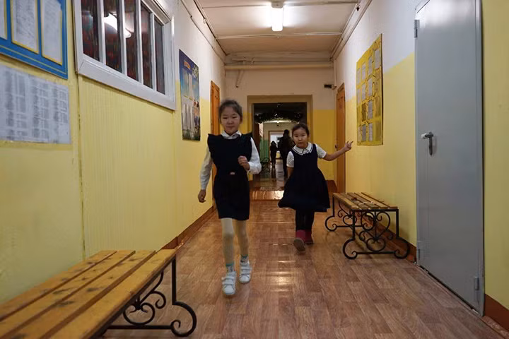 Toàn trường được trang bị hệ thống sưởi. Do đó, khi đã vào bên trong, học sinh có thể cởi bớt quần áo hoặc thay sang bộ khác nếu quần áo bị ướt do tuyết. Ảnh: Siberian Times.