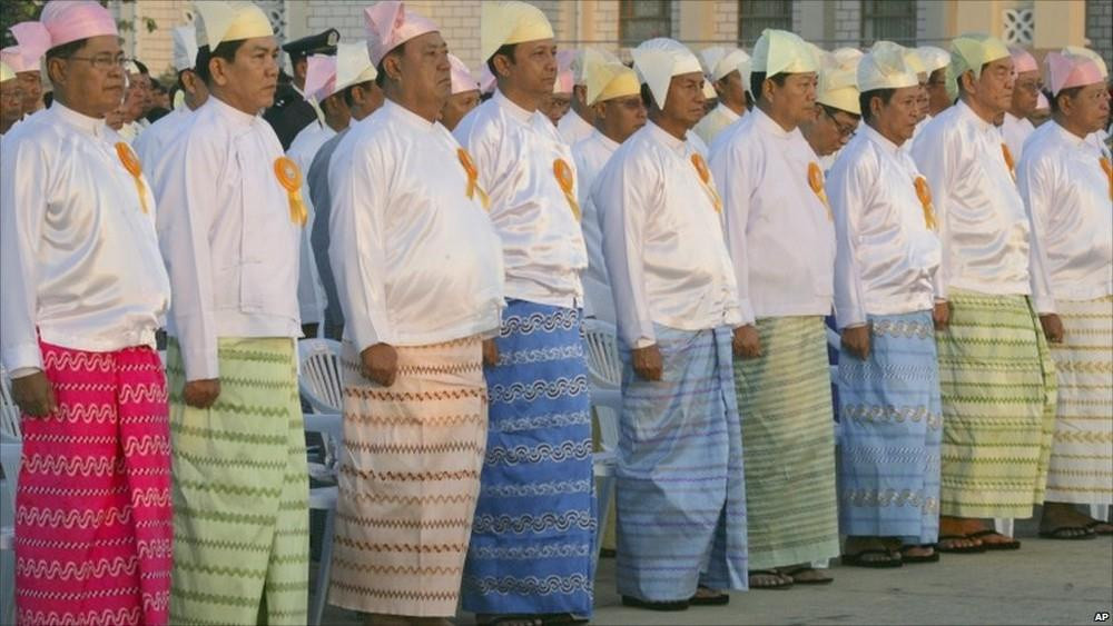 Nhai trầu là thói quen và sở thích hàng ngày của người Myanmar. Tại đây, người lớn tuổi ăn trầu nhiều trầu nhất. Với họ, hàm răng đỏ là niềm tự hào. Người dân Myanmar sử dụng tay phải để bốc, nắm thức ăn. Họ cho rằng tay trái dùng để vệ sinh cá nhân nên không được dùng để bốc thức ăn. Người Myanmar vo cơm thành nắm và ăn với các loại thức ăn đi kèm.