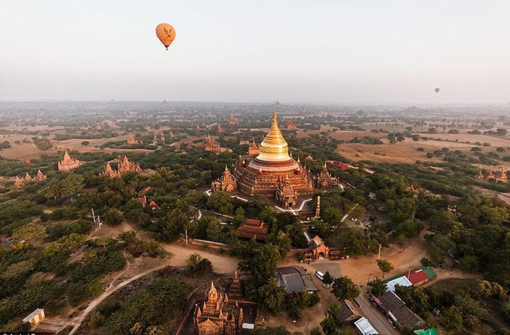 Theo sách "Lịch sử thế giới cận đại", từ khoảng năm 1823 đến 1945, Myanmar là thuộc địa của thực dân Anh. Trong chiến tranh thế giới thứ II, nước này tiếp tục bị phát xít Nhật chiếm đóng.