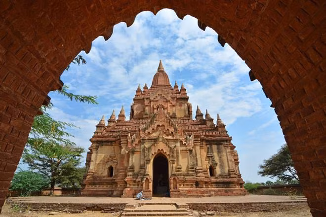 Cả đàn ông và phụ nữ ở quốc gia này đều mặc trang phục truyền thống là váy “longyi”. Váy “longyi” với đàn ông thì buộc tà váy ở phía trước, còn phụ nữ thì gấp tà lại và khâu ở bên hông. Người Myanmar thật sự cảm thấy rất thoải mái với chiếc váy này, họ xem như chiếc điều hòa nhiệt độ giữa thời tiết nắng nóng.