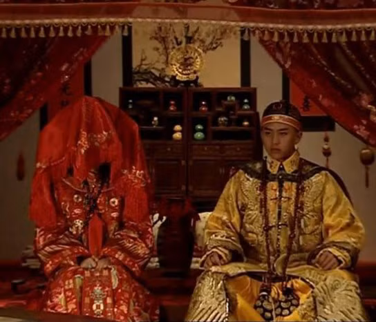 Các hoàng đế trong lịch sử Trung Quốc sở hữu tam cung lục viện, thất thập nhị phi tần, nhưng cả đời chỉ kết hôn một lần (Đại hôn lễ). Tuy nhiên, nếu hoàng hậu bị phế truất thì hoàng đế có cơ hội tổ chức lại Đại hôn lễ.