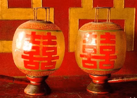Cặp đèn song hỷ là vật dụng không thể thiếu trong các đám cưới cổ truyền ở Trung Quốc. Đại hôn lễ chỉ dành cho hoàng đế, do đó nếu một hoàng tử kết hôn rồi mới trở thành hoàng đế thì không hưởng những vật dụng xa hoa và những nghi lễ long trọng và vô cùng tốn kém.