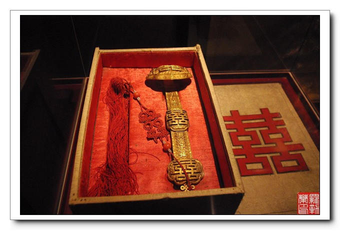 Một bảo bối Như ý vối chữ Song Hỷ trong đám cưới. Như Ý là một món đồ trang sức của phụ nữ mà các phi tần rất yêu thích, với hy vọng gặp may mắn và hạnh phúc. Thời nhà Thanh, Đại hôn lễ của của Hoàng đế Đồng Trị năm 1872 "ngốn" của ngân khố 11 triệu lượng bạc. Đám cưới của Quang Tự diễn ra vào năm 1889, khi đời sống khó khăn hơn, nhưng cũng tiêu tốn 5,5 triệu lượng.