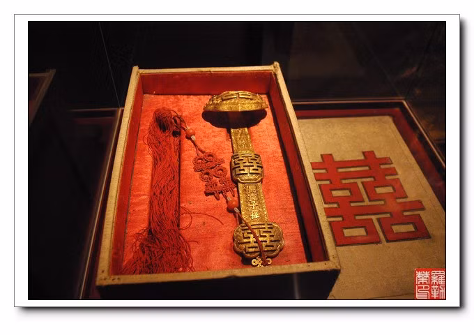 Một bảo bối Như ý vối chữ Song Hỷ trong đám cưới. Như Ý là một món đồ trang sức của phụ nữ mà các phi tần rất yêu thích, với hy vọng gặp may mắn và hạnh phúc. Thời nhà Thanh, Đại hôn lễ của của Hoàng đế Đồng Trị năm 1872 "ngốn" của ngân khố 11 triệu lượng bạc. Đám cưới của Quang Tự diễn ra vào năm 1889, khi đời sống khó khăn hơn, nhưng cũng tiêu tốn 5,5 triệu lượng.