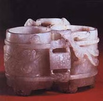 Ly rượu giao bôi bằng ngọc của hoàng đế và hoàng hậu.