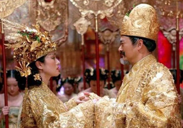 Một nghi lễ không thể thiếu là "giao bôi tửu". Thời nhà Thanh, sau khi hoàng hậu vào động phòng, hoàng đế mới từ cung Càn Thanh tới cung Khôn Ninh. Sau khi gỡ khăn trùm đầu của hoàng hậu, hai người ngồi trên giường long phượng, uống "giao bôi tửu" và nghe tiếng hát chúc phúc bên ngoài.