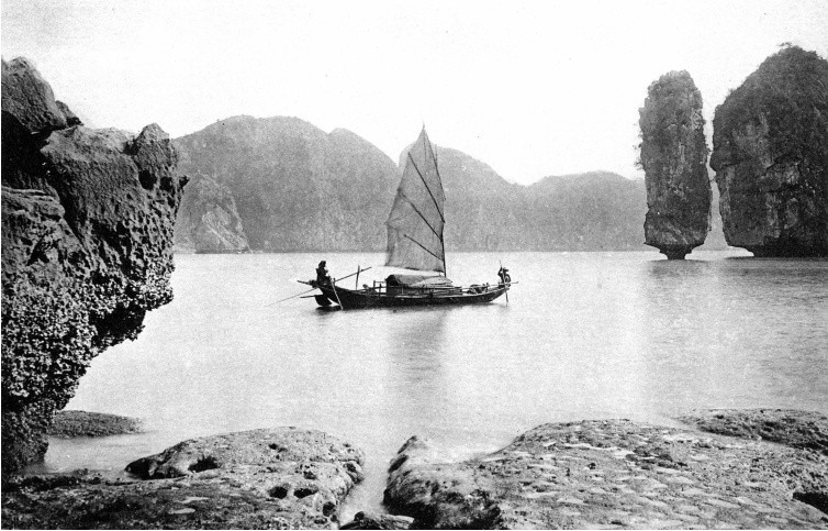 Mới đây, công ty sách Đông A liên kết NXB Dân trí phát hành cuốn sách ảnh Đông Dương xinh đẹp và kỳ vĩ, tập hợp các tranh của nhiếp ảnh gia Pierre Dieulefils chụp tại nước ta. Bức ảnh chụp phong cảnh Hòn Bút, Hạ Long.